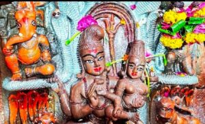 नागचंद्रेश्वर मंदिर के पट रात 12 बजे खुले , दर्शन के लिए लगी लम्बी कतार